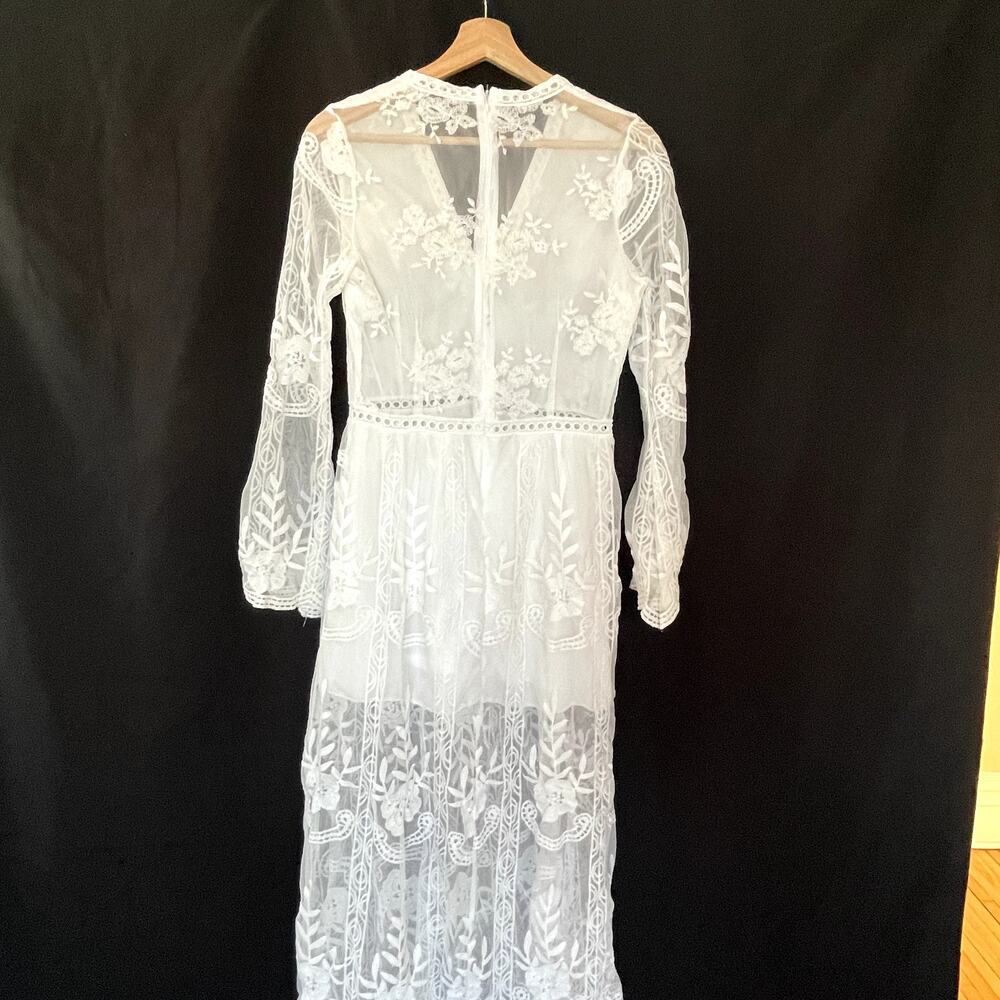 Elegant White Embroidered Maxi Dress with V-Neck - Picture 9 of 11